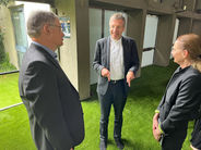 Bischof Dr. Michael Gerber im Gespräch mit der Künstlerin Birthe Blauth und Pastoralreferent Stefan Ahr. Foto: Marcus Leitschuh
